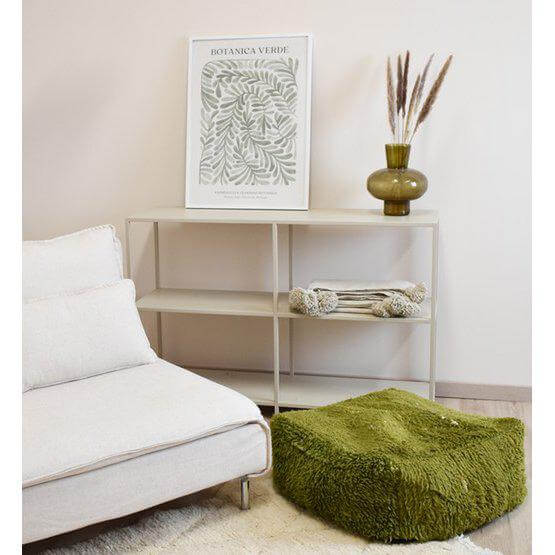 Olivijfgroen Marokkaans vloerkussen in een stijlvolle woonkamer met Bohemian decor.