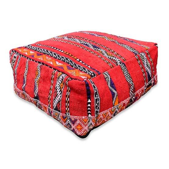 Rood Marokkaans vloerkussen vintage met kleurrijk berberpatroon, perfect voor een bohemian sfeer. Uniek en handgemaakt uit Marokko.