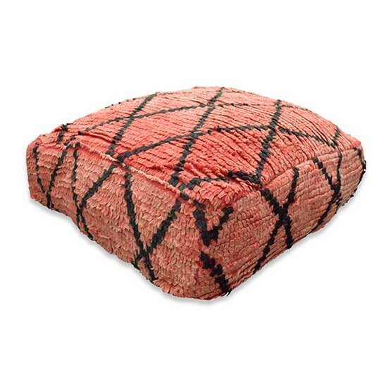 Marokkaans vintage vloerkussen met bohemian stijl, gemaakt van berberkleed, unieke eyecatcher voor woonkamer of slaapkamer.