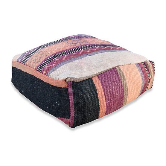 Vintage Marokkaans vloerkussen K1402 met bohemian stijl in veelkleurige strepen.