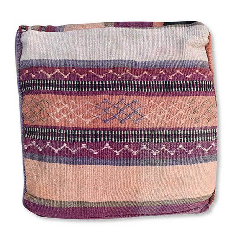 Uniek Marokkaans vloerkussen gemaakt van vintage berberkleed, met kleurrijk bohemian design. Perfect voor woon- of slaapkamer.