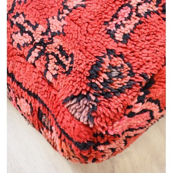 Vintage Marokkaans vloerkussen met bohemian patroon, handgemaakt van een Berberkleed. Unieke woondecoratie, eyecatcher sfeer.