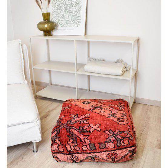 Vintage Marokkaans vloerkussen K1433 in bohemian interieur, handgemaakt van een berberkleed. Eyecatcher voor woon- of slaapkamer.