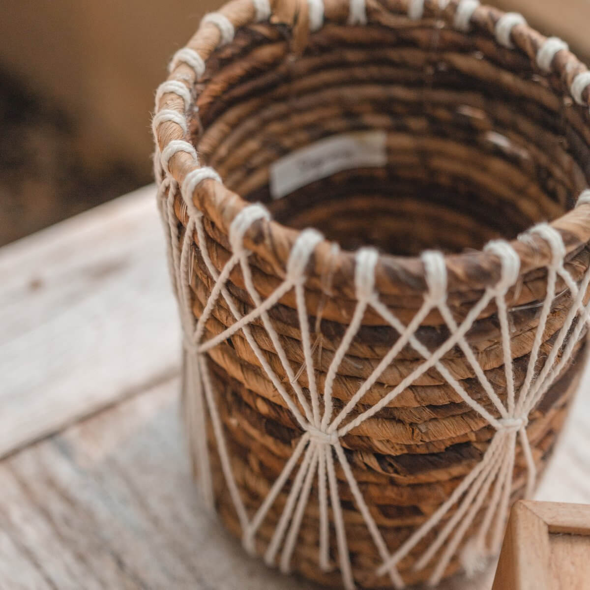 Handgemaakte opbergmand MUKO van bananenvezel met macramé-detail, duurzame en stijlvolle plantenbak, eerlijke handel.
