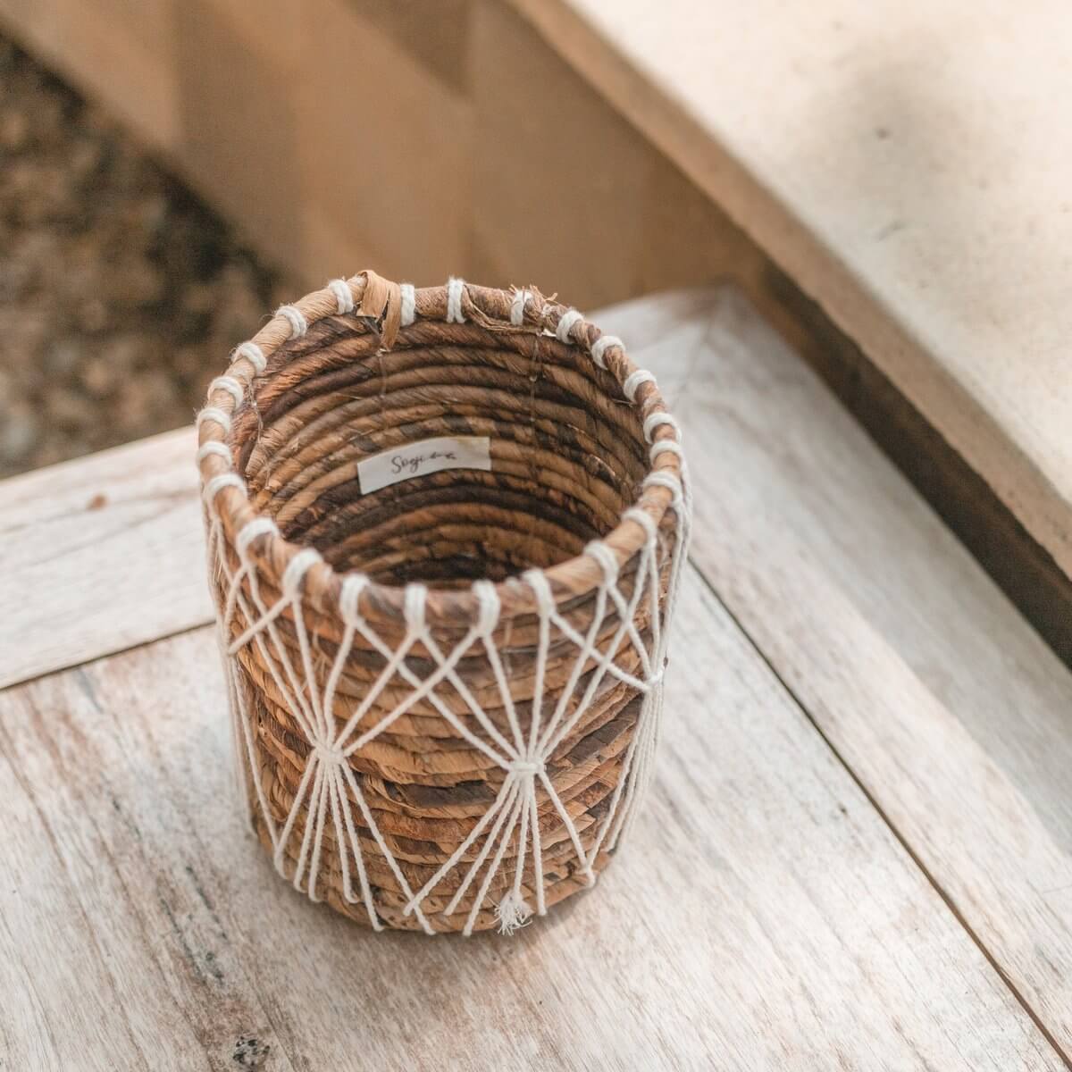 Handgemaakte MUKO opbergmand in macramé-stijl van bananenvezel, perfect voor planten of kleine spullen, maat M.
