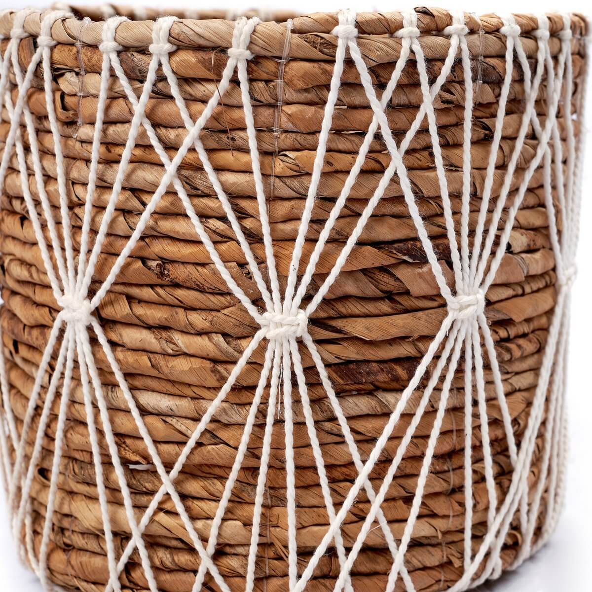 MUKO opbergmand van bananenvezel met macramé katoenen vetersluiting, handgemaakt en duurzaam, perfect voor planten of opslag.