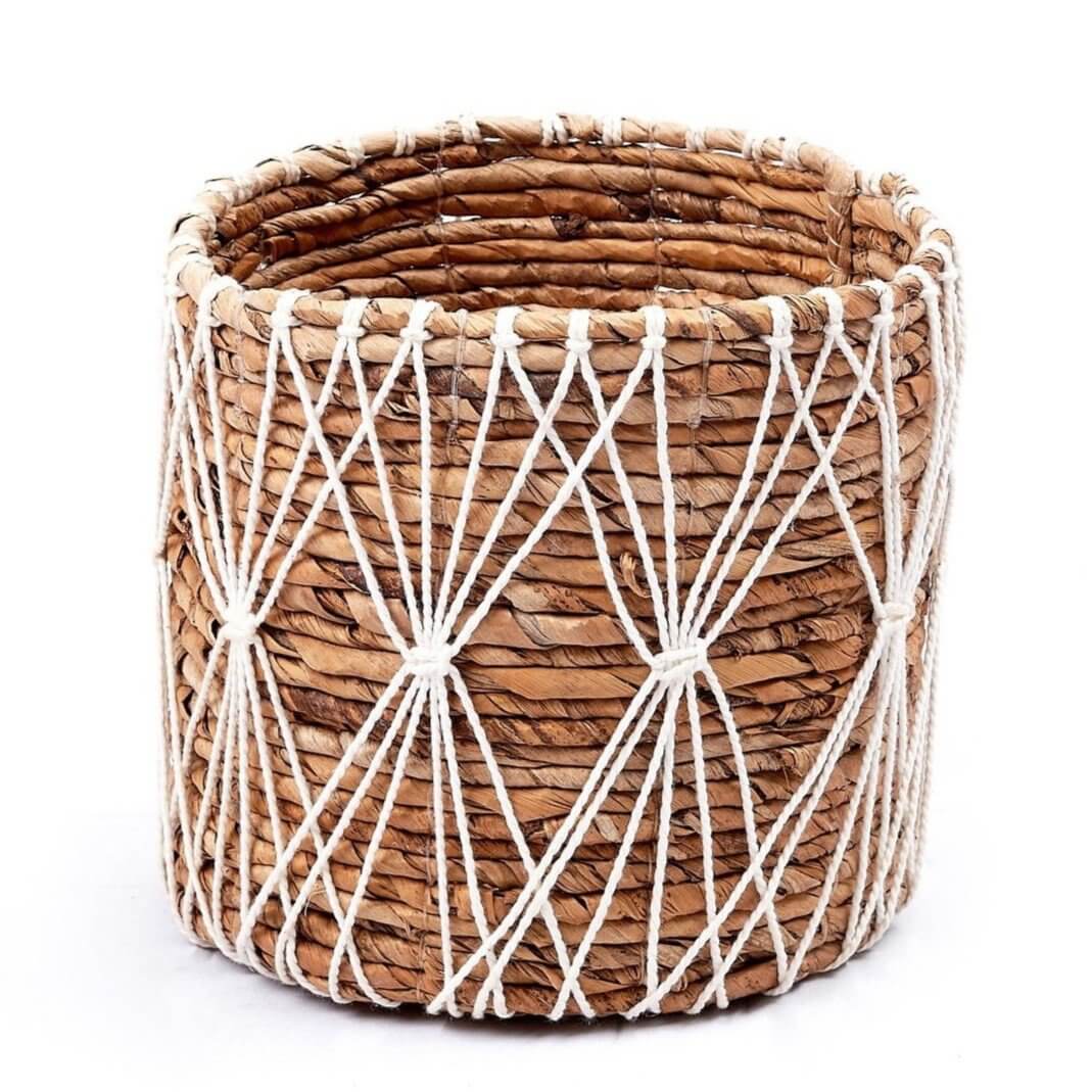 Opbergmand MUKO van bananenvezel met macramé-katoen, 15 cm hoog, ideaal als plantenmand of voor opslag van kleinere items.