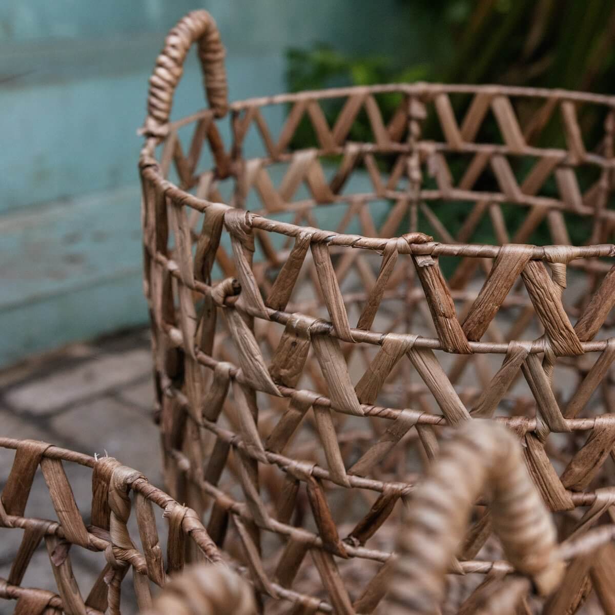 Opbergmand NAILAKA waterhyacint met metalen frame en handvatten, perfect als wasmand of plantenhouder, duurzaam en handgemaakt.