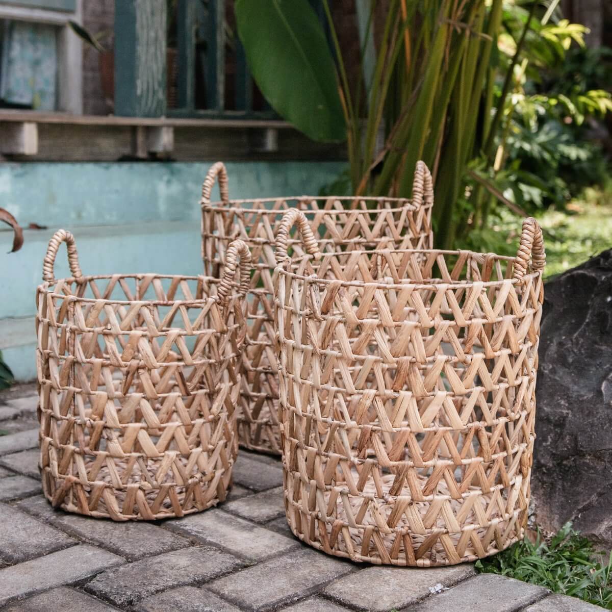 Alt Tag: Set van 3 handgemaakte opbergmanden NAILAKA, waterhyacint geweven, perfect voor was en planten.