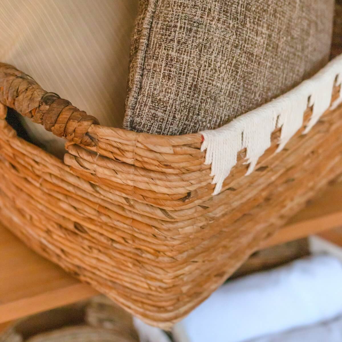Opbergmand PISANG, rechthoekige mand van bananenvezel, handgemaakt met katoenen koord, perfect voor opbergen op bureau of plank.