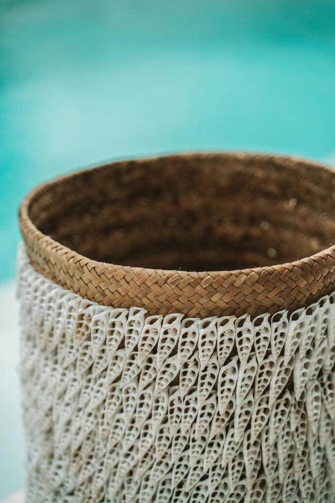 Stijlvolle opbergmand van pandan met Balinese schelpen, ideaal voor interieurdecoratie of als opslagoplossing.