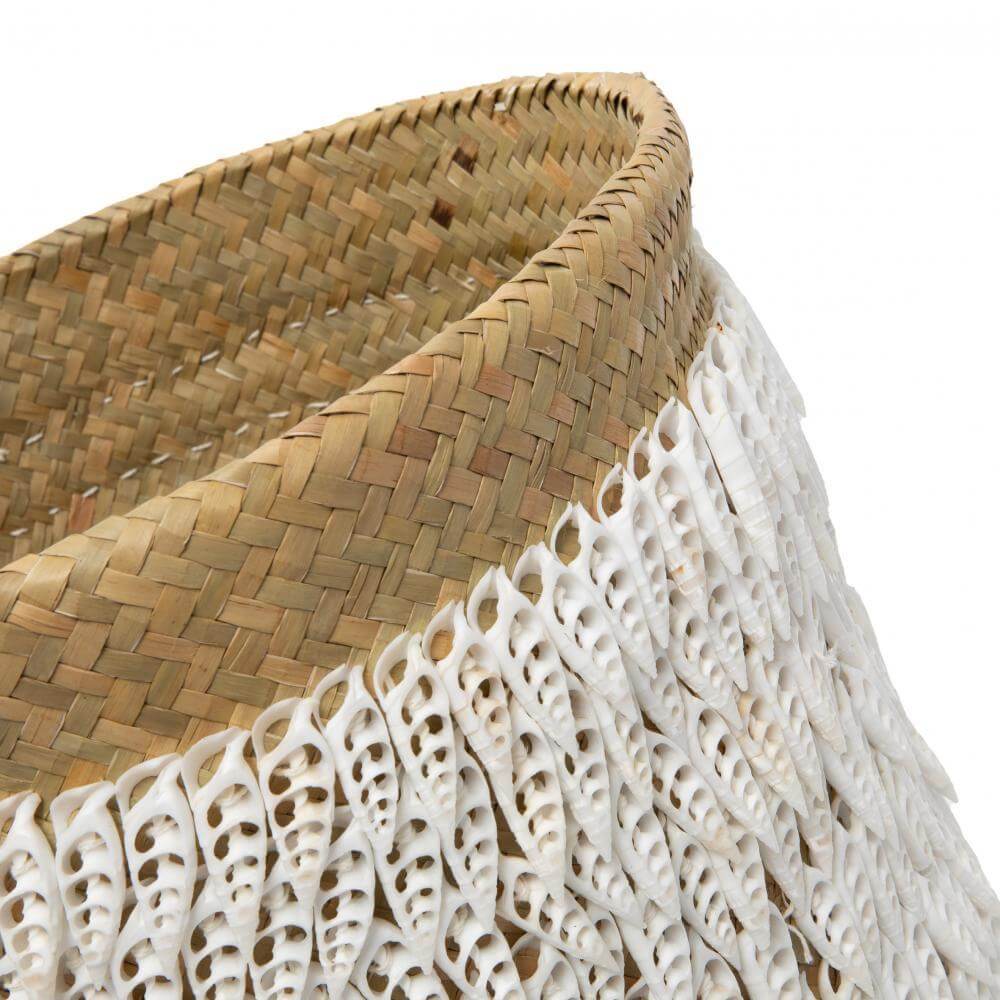 Opbergmand van pandan met schelpen, handgemaakt op Bali, perfect voor thuisdecoratie en opslag. Stijlvol en uniek design.
