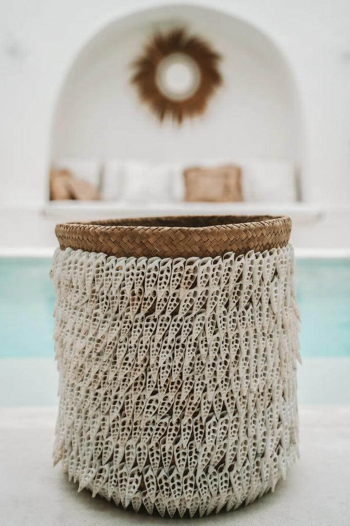 Alt Tag: Opbergmand Pandan verfraaid met schelpen voor een Boheemse uitstraling, perfect voor opslag of decoratie in huis.