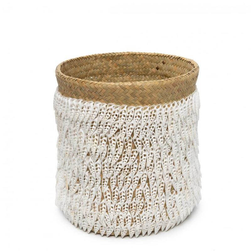 Opbergmand Pandan met schelpen, handgemaakt van Balinese pandanplant, ideaal voor wasgoed, speelgoed of plantenopslag.