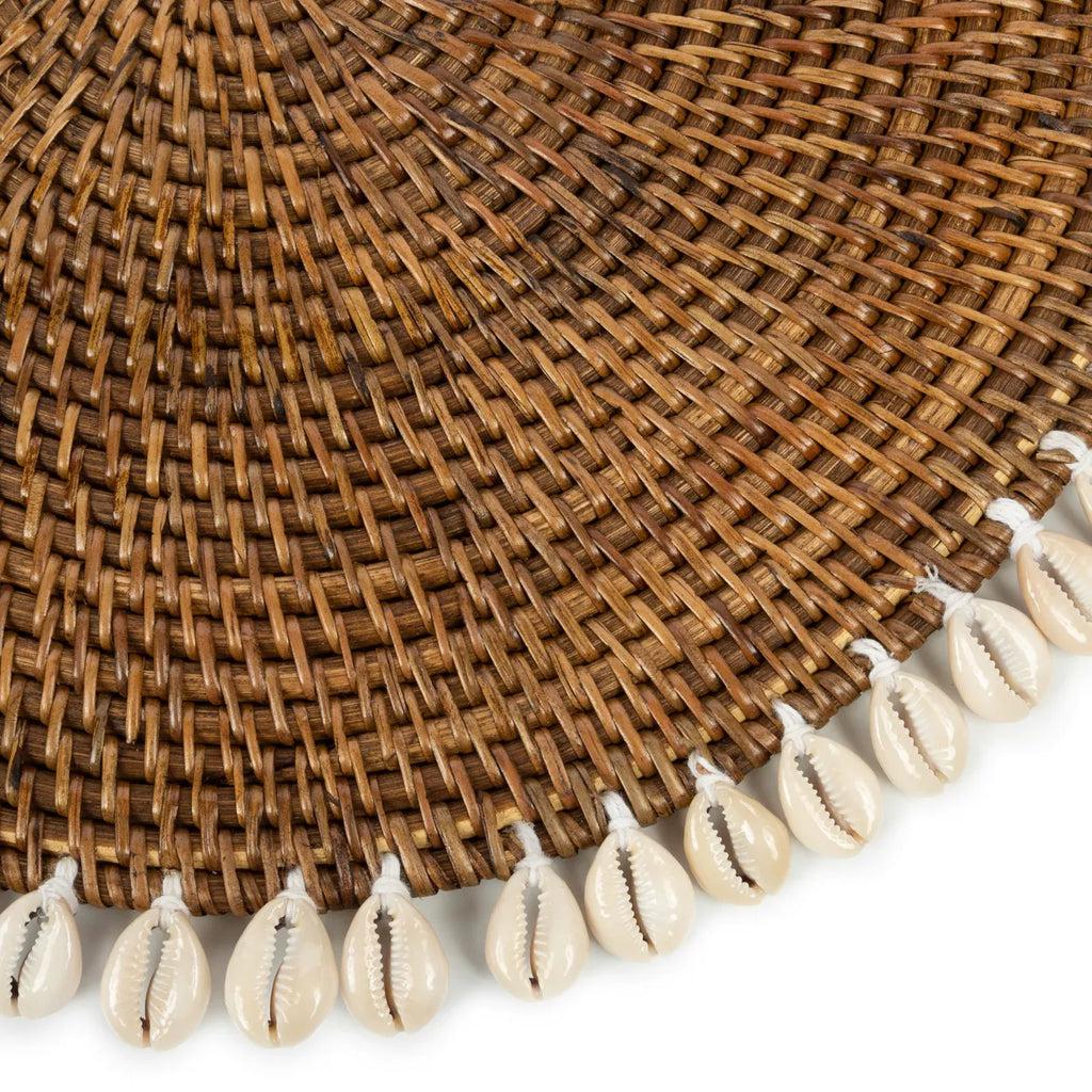 Handgeweven rotan placemat met kauri schelpen, perfect voor een tropische eilandstijl table setting en boho interieur.