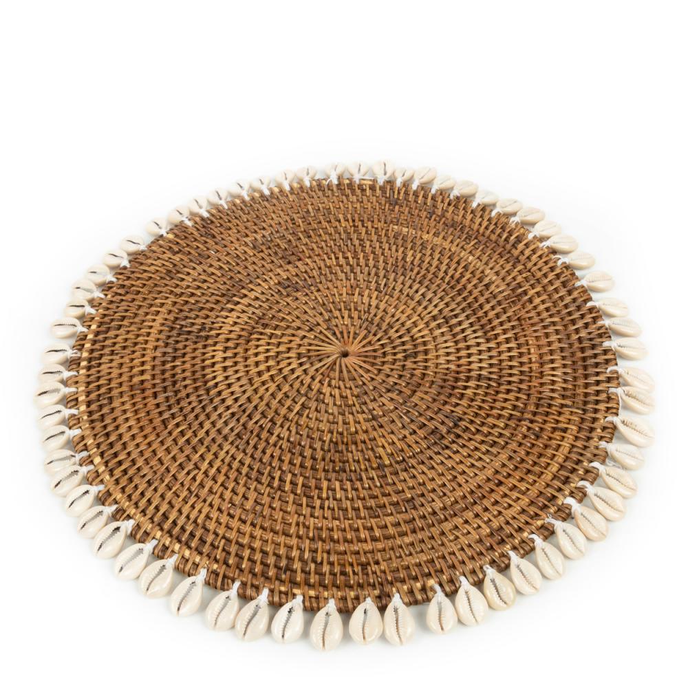 Handgeweven rotan placemat met kauri schelpen rand, perfect voor een tropische, boho eilandstijl tafelsetting.