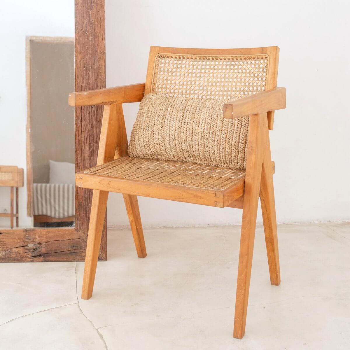 Stijlvolle houten stoel met geweven zitting en rugleuning, perfect voor een moderne inrichting.