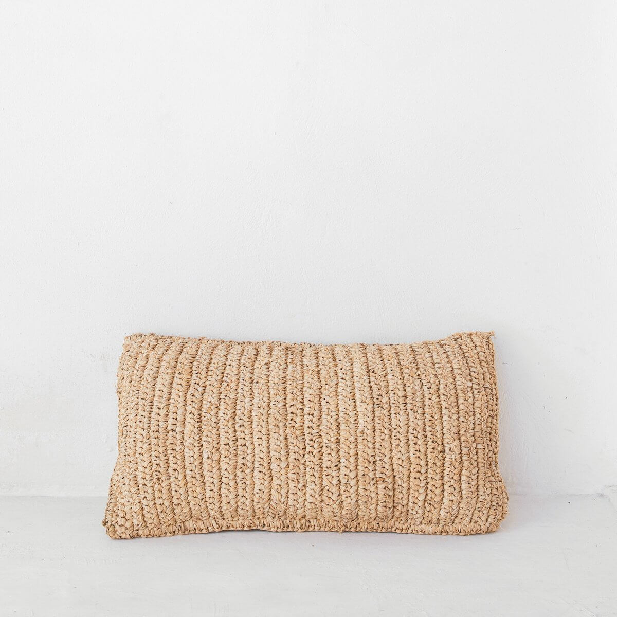Raffia sierkussen DALUNG, handgemaakt, natuurlijke tinten, 50x30 cm, fairtrade, modern interieur, decoratief accent.
