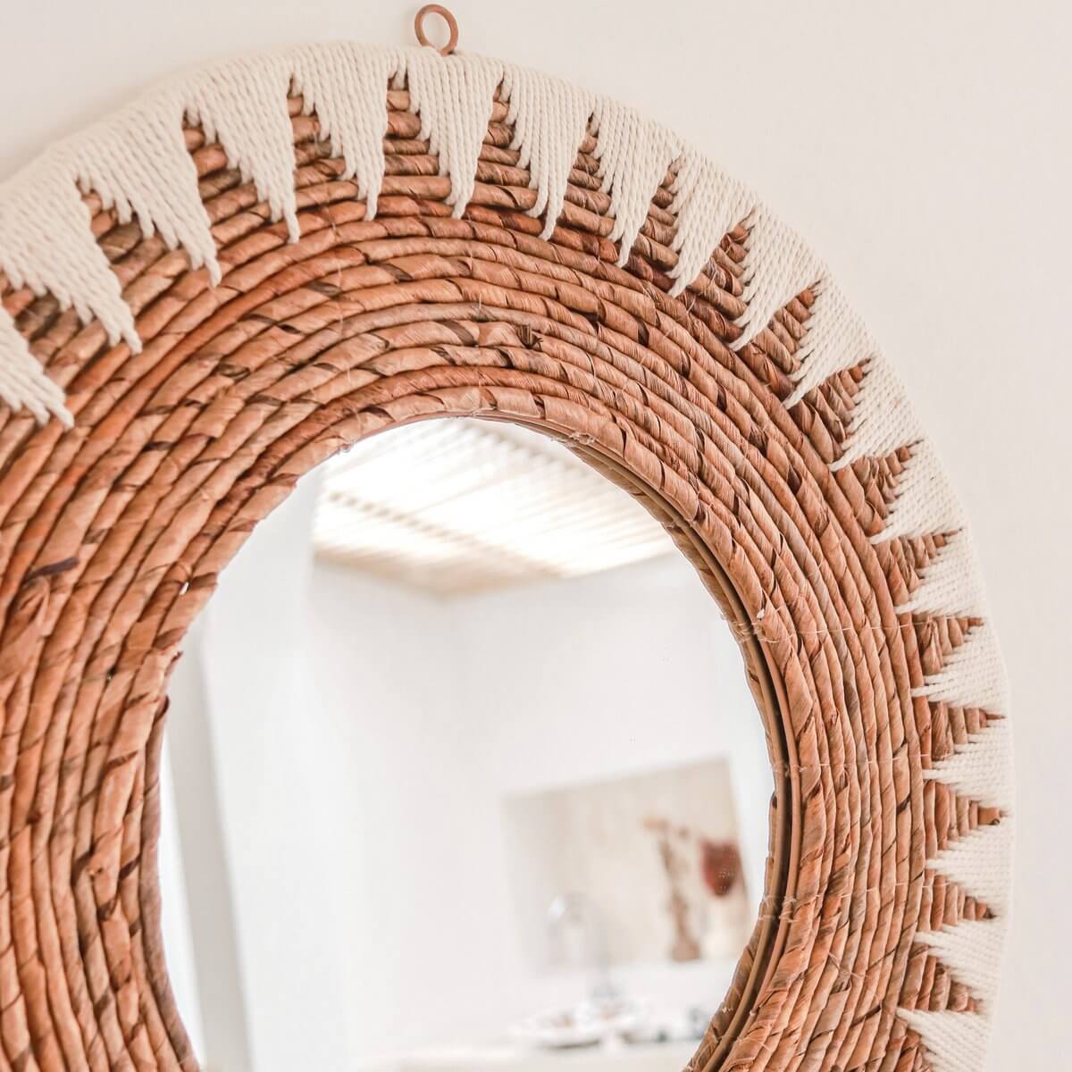 Ronde Boho Spiegel 60 cm | Handgemaakte geweven wandspiegel AWAN | Wanddecoratie met patroon gemaakt van katoenen koorden-Soeji-Ik Hout ervan.