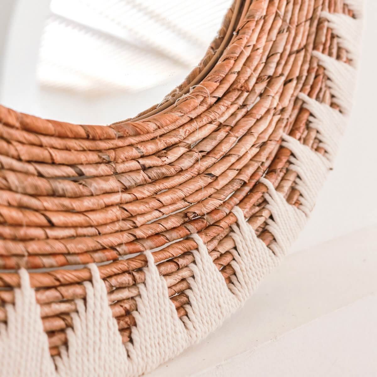Ronde Boho Spiegel 60 cm | Handgemaakte geweven wandspiegel AWAN | Wanddecoratie met patroon gemaakt van katoenen koorden-Soeji-Ik Hout ervan.