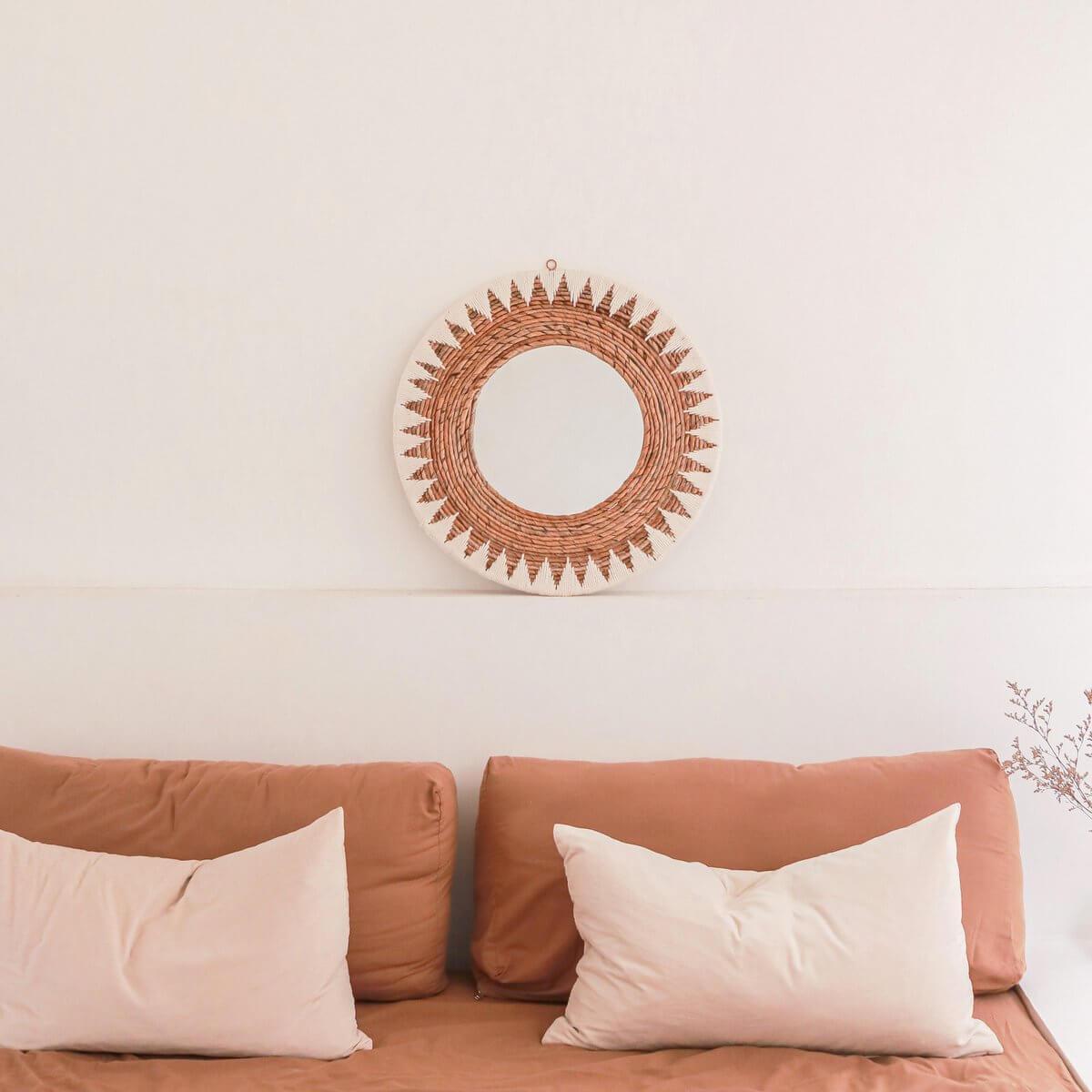 Ronde Boho Spiegel 60 cm | Handgemaakte geweven wandspiegel AWAN | Wanddecoratie met patroon gemaakt van katoenen koorden-Soeji-Ik Hout ervan.