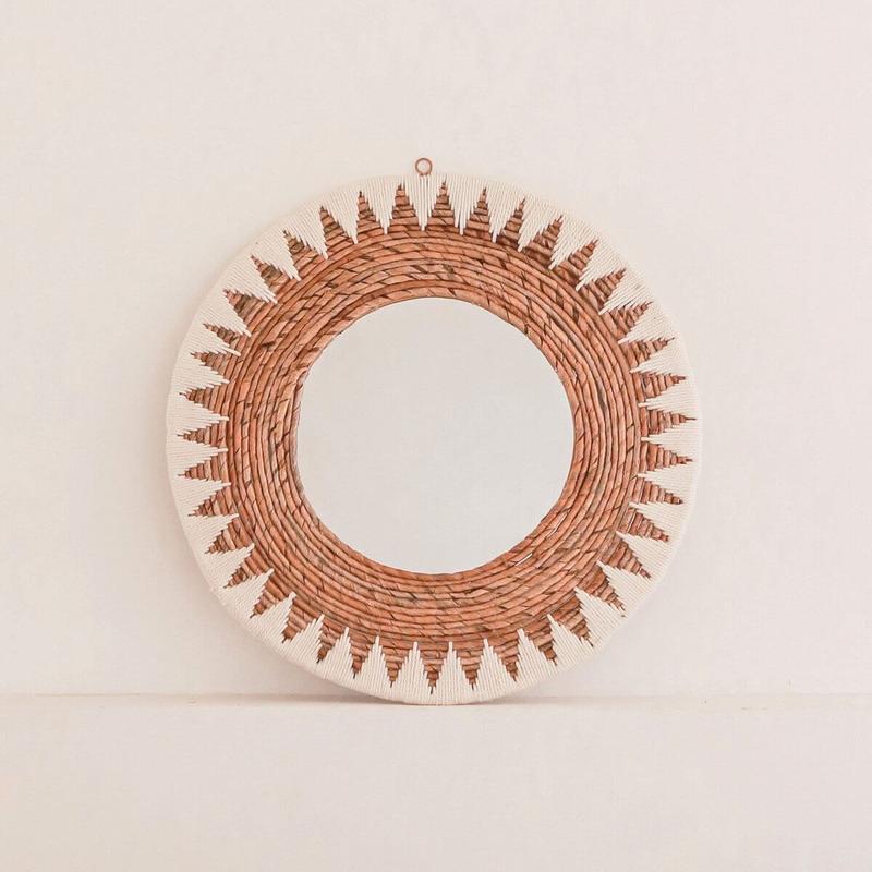 Ronde Boho Spiegel 60 cm | Handgemaakte geweven wandspiegel AWAN | Wanddecoratie met patroon gemaakt van katoenen koorden-Soeji-Ik Hout ervan.