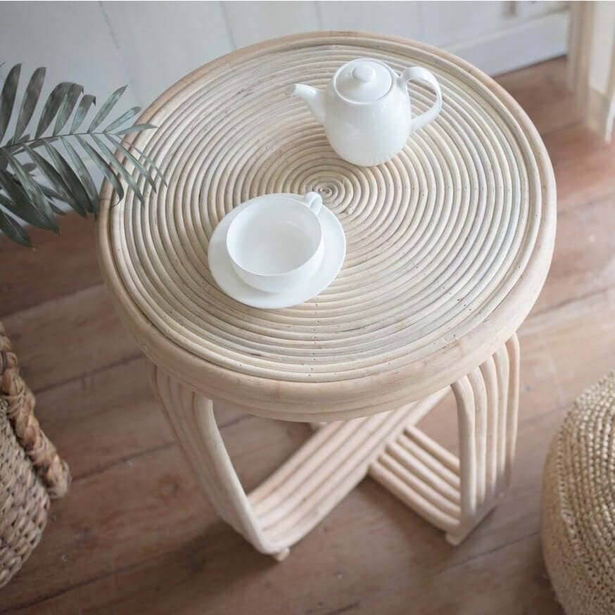 Rotan bijzettafel Kanthi met theekopje en theepot, handgemaakt en duurzaam voor naast de bank, ideaal voor ochtendkoffie.