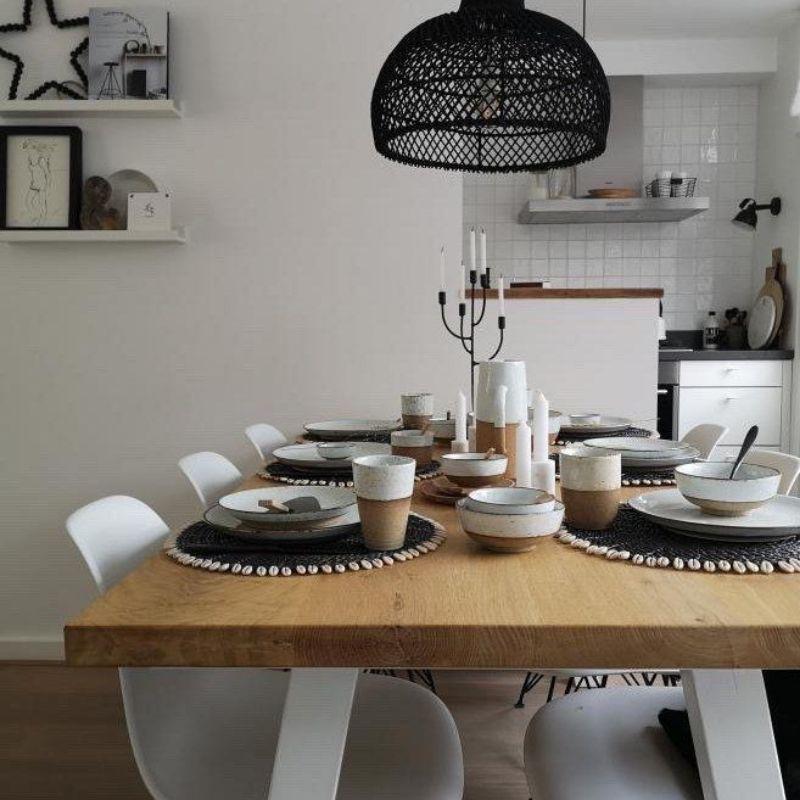 Alt Tag: Rotan hanglamp Debby in stijlvolle eetkamer met houten tafel en witte stoelen, perfect voor een landelijk interieur.