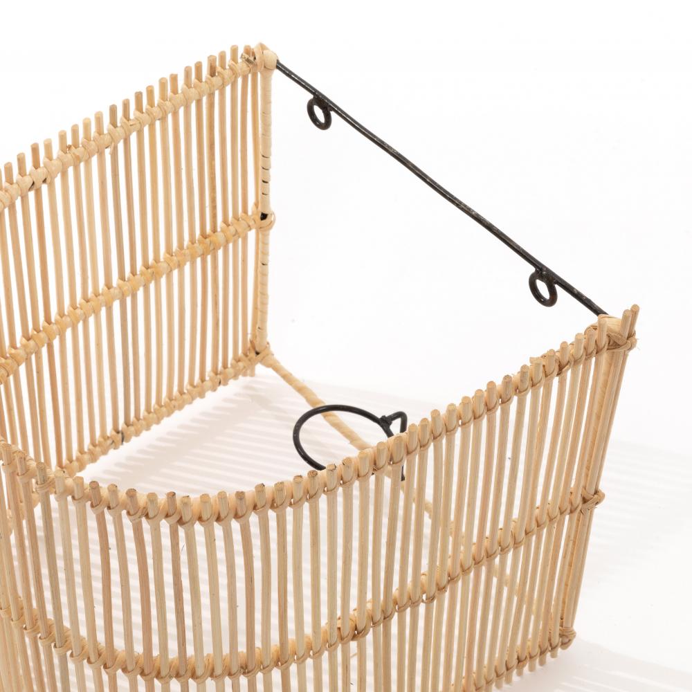 Rotan wandlamp de Gigi met halfcilindrische vorm voor een intieme sfeer in huis.
