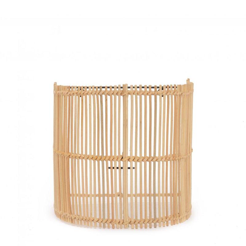 Rotan wandlamp de Gigi in halfcilindrische vorm, sfeervolle en duurzame wandapplicatie voor een intieme ambiance in huis.