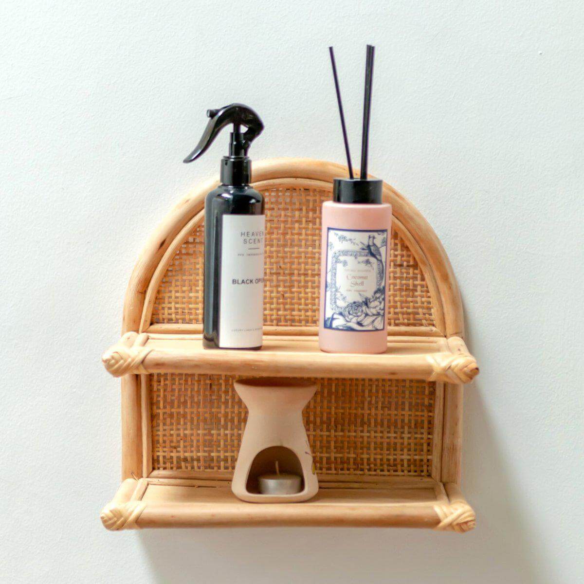 Rotan Wandplank TIASA (Ø 33 cm) met geurstokjes en spray, handgemaakt en duurzaam, ideaal voor hal of slaapkamer.