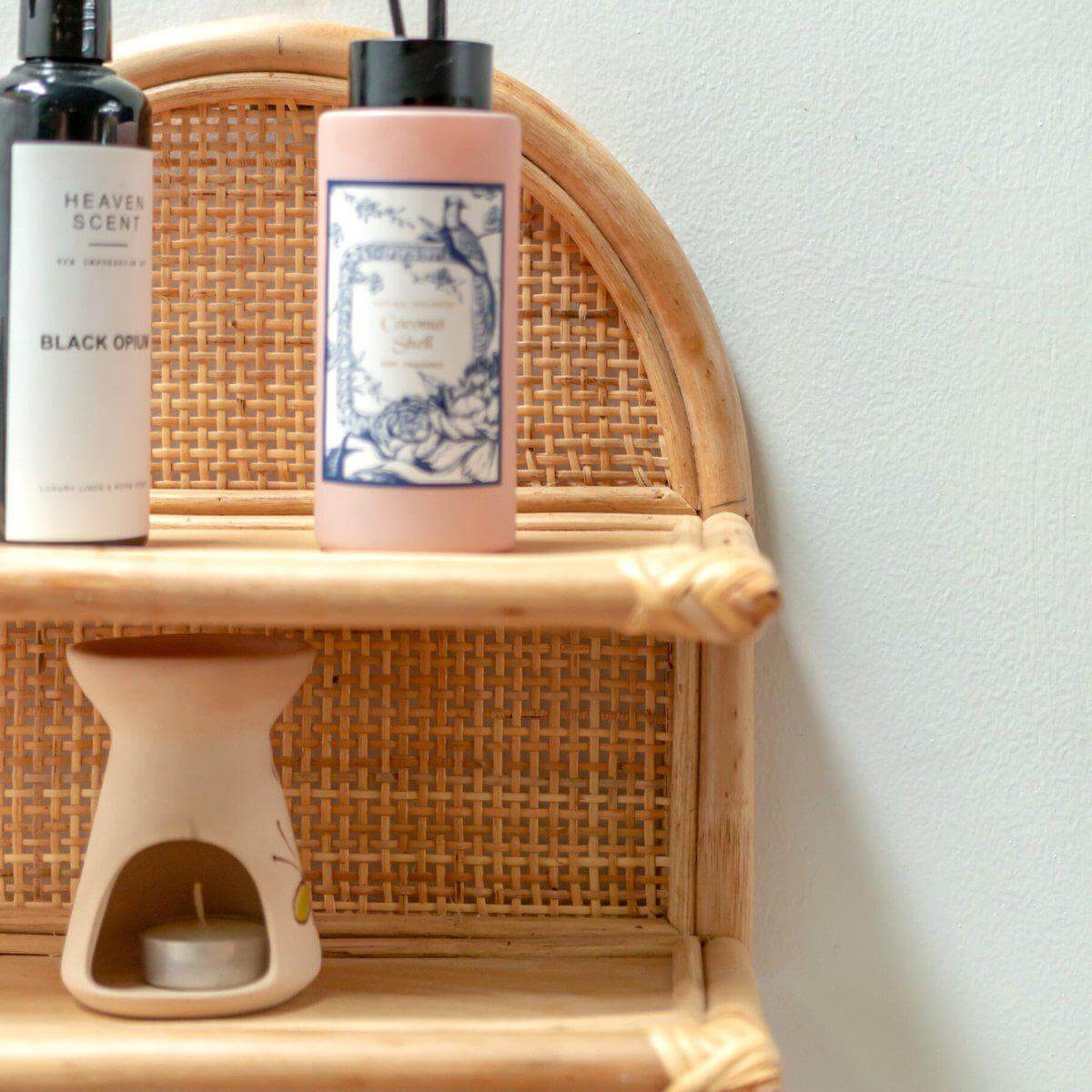 Rotan wandplank TIASA met duurzame rotan en natuurlijke uitstraling, perfecte display voor kleine items.