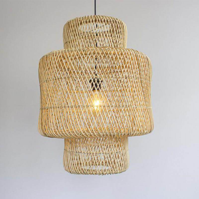 Rotan hanglamp Janine hangt aan plafond, geeft boho sfeer en natuurlijke charme, perfect voor moderne en traditionele interieurs.