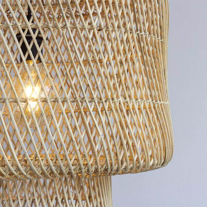 Rotan hanglamp Janine met warme, sfeervolle uitstraling en boho design, gemaakt van fijn geweven rotan voor een tijdloze elegantie.