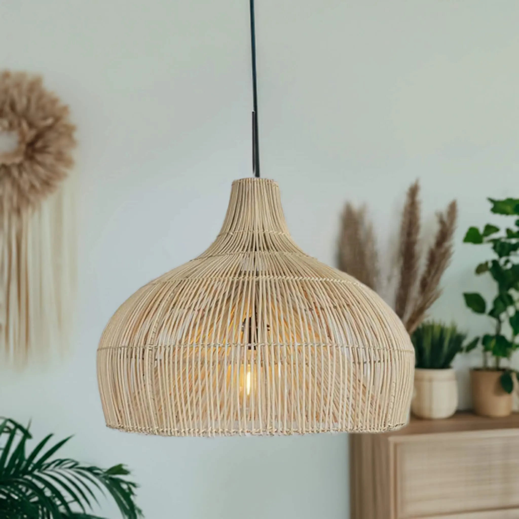 Natuurlijke rotan hanglamp Maggie, Bohemian stijl, handgemaakte verlichting voor moderne en boho interieurs, cozy sfeer.