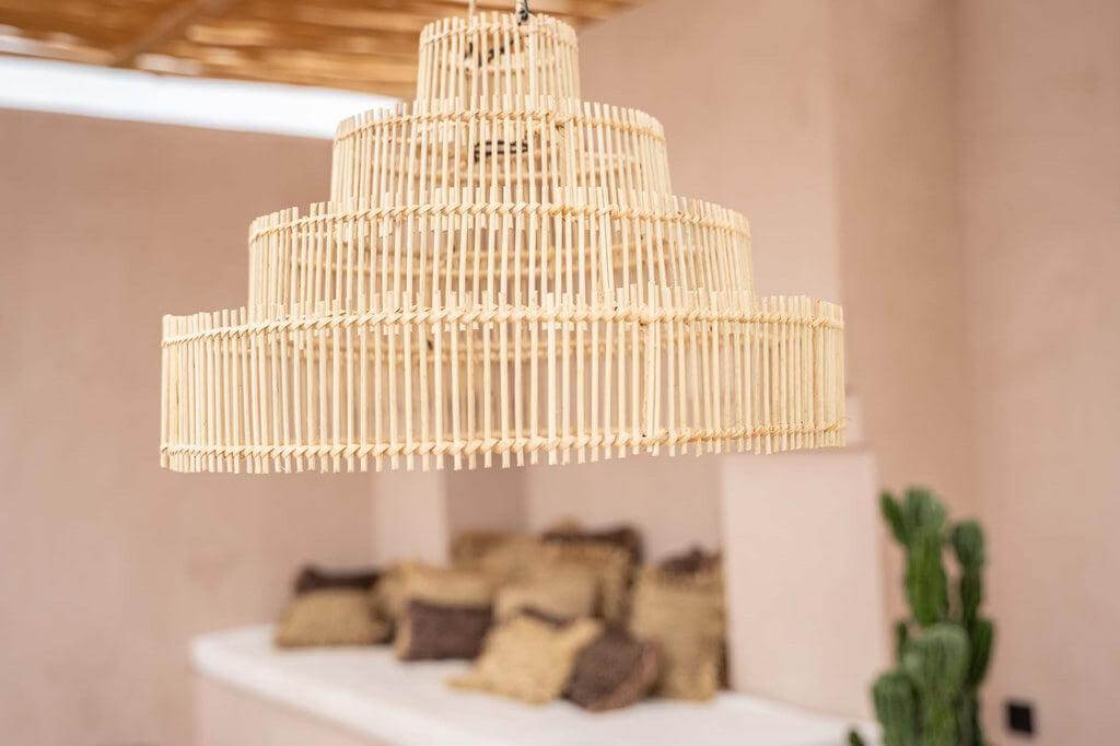 Rotan hanglamp The Wedding Cake boven een stijlvolle zithoek