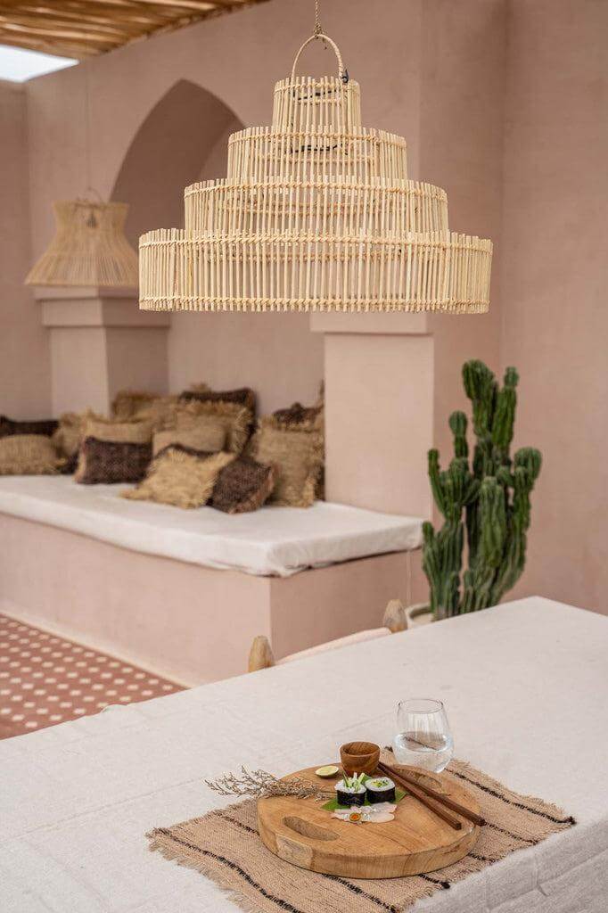 Rotan hanglamp The Wedding Cake boven eettafel, duurzaam materiaal, sfeervolle inrichting, vergelijkbaar met een bruidstaart.