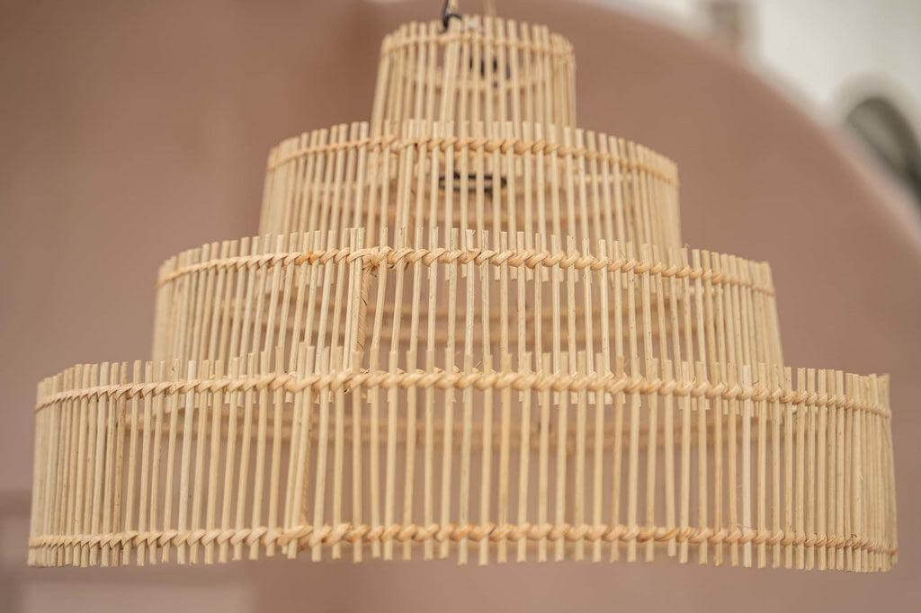 Rotan hanglamp The Wedding Cake in taps toelopende vorm, perfect boven een eet- of salontafel. Duurzame, sfeervolle verlichting.