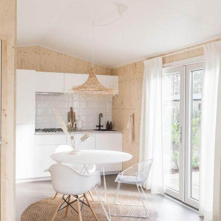 Alt Tag: Gezellige keuken met rotan hanglamp Yao, een bohemian sfeerbrenger voor een relaxte Ibiza-vibe in je interieur.