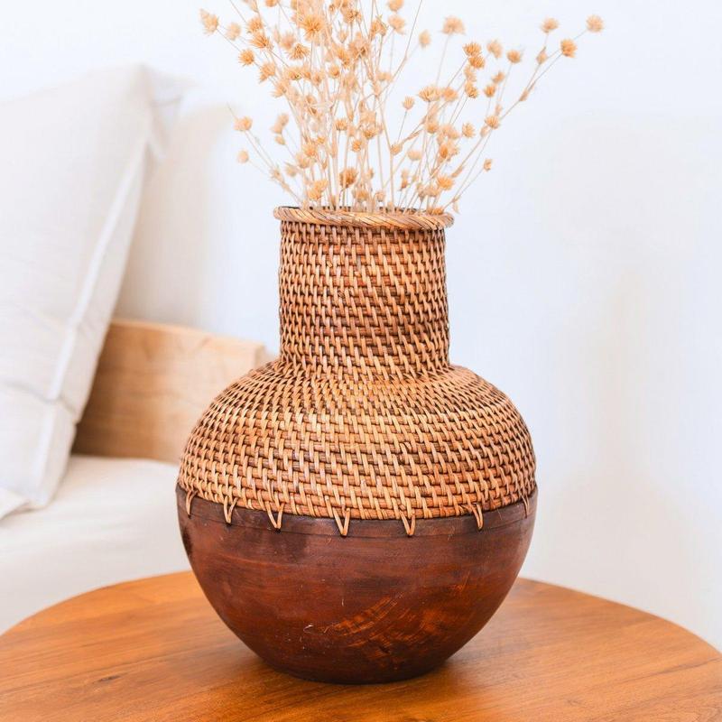Rotan vaas – houten vaas – vaas voor gedroogde bloemen – kleine rotan vaas – Boho decor vaas gemaakt van geweven rotan en hout (Ø 22 cm) KAMARI bruin-vazen-Soeji-Ik Hout ervan.