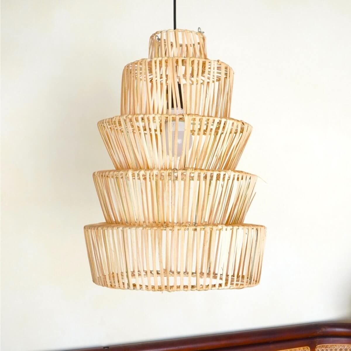 Handgemaakte rotanhanglamp MULIA, sculpturaal en trapvormig, verspreidt warm licht, duurzaam en eerlijke handel, 100% plasticvrij.
