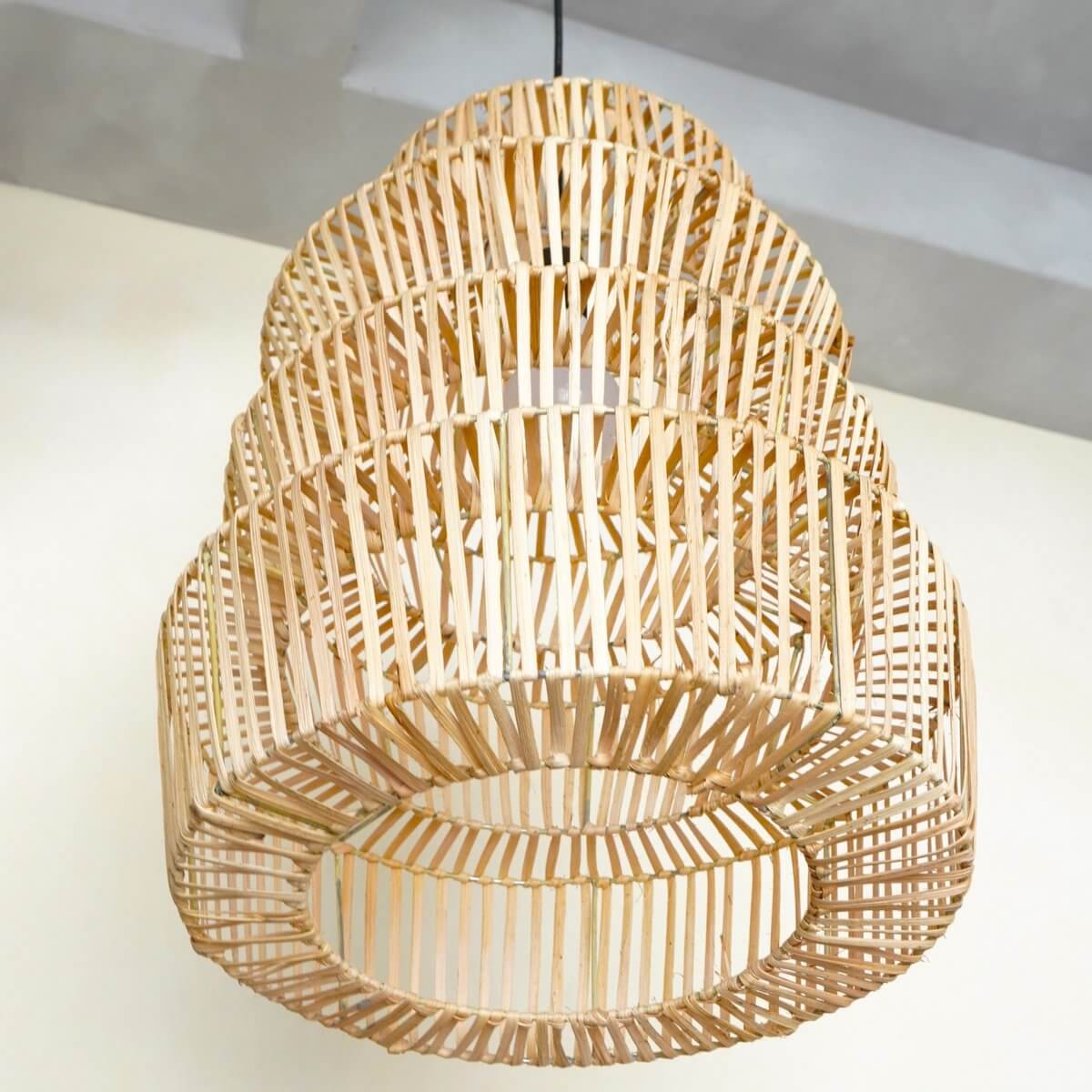 Rotanhanglamp MULIA met sculpturaal, trapvormig ontwerp van duurzaam rotan, werpt warme patronen, 100% handgemaakt, eerlijke handel.