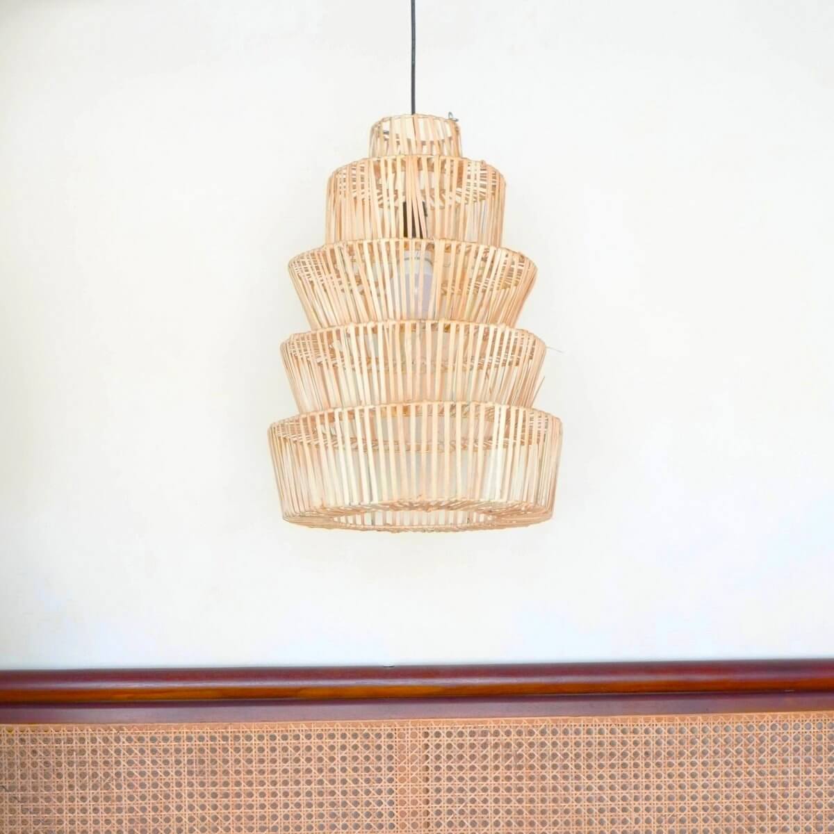 Rotanhanglamp MULIA, sculpturaal ontwerp, duurzame rotan, rustgevende warme verlichting, handgemaakt en eerlijke handel