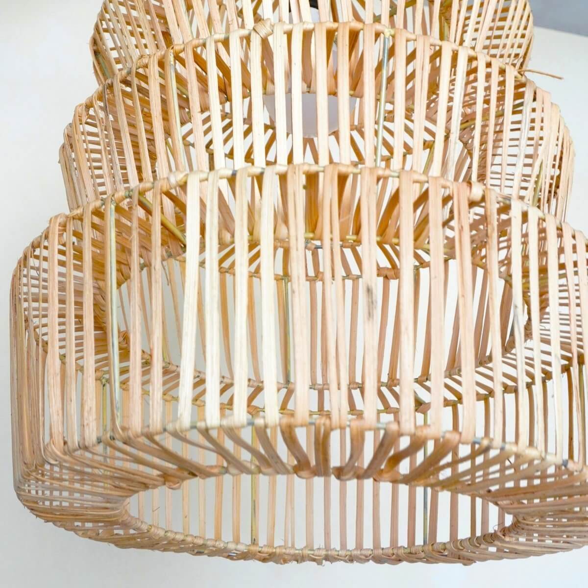 Handgemaakte rotan hanglamp Mulia met sculpturaal, trapvormig ontwerp, duurzaam en eerlijke handel, zonder plastic verpakking.