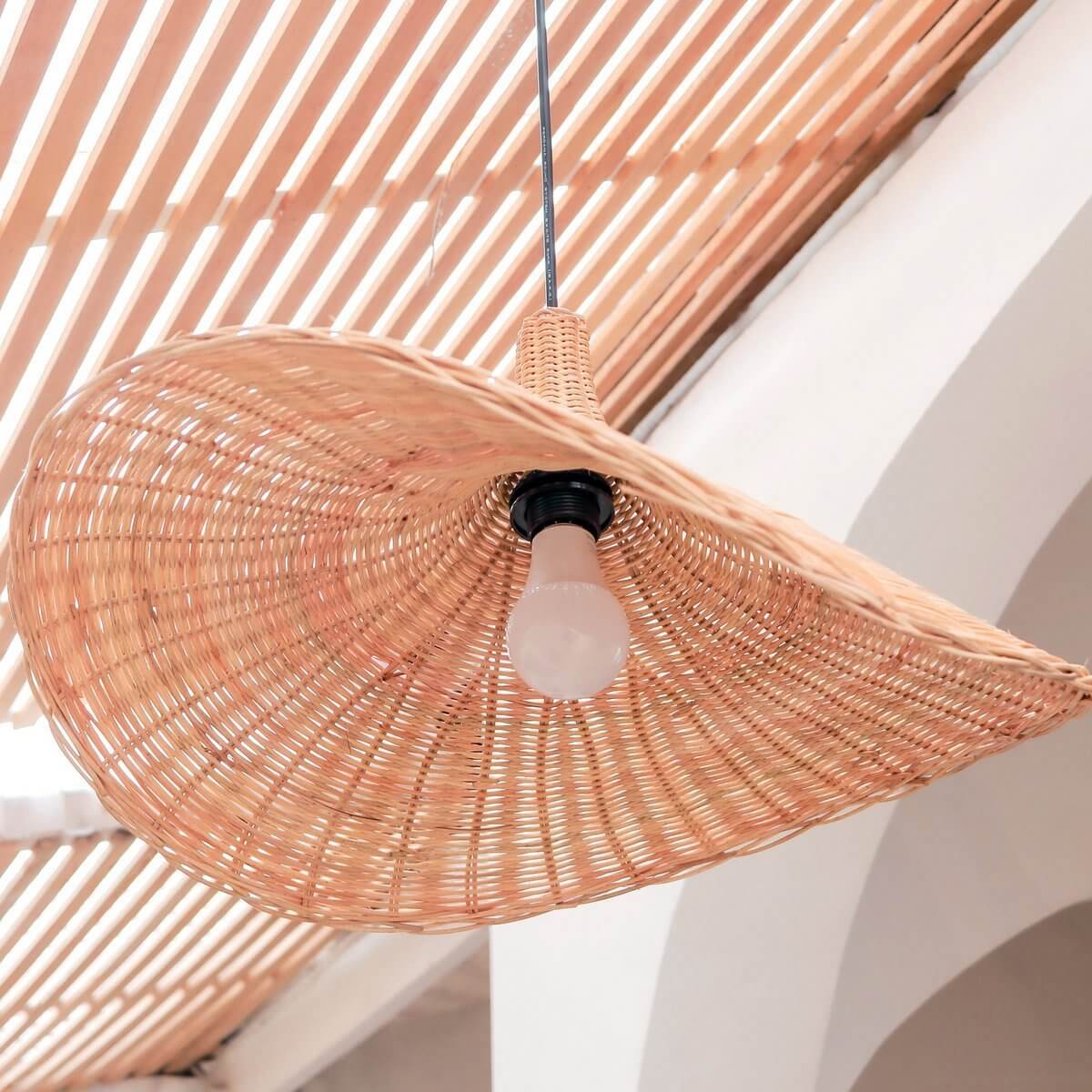 Rotanlamp Sayan, handgemaakte trechtervormige lampenkap van natuurlijke vezels, rustgevende warme lichtpatronen, plasticvrij, 60cm breed.