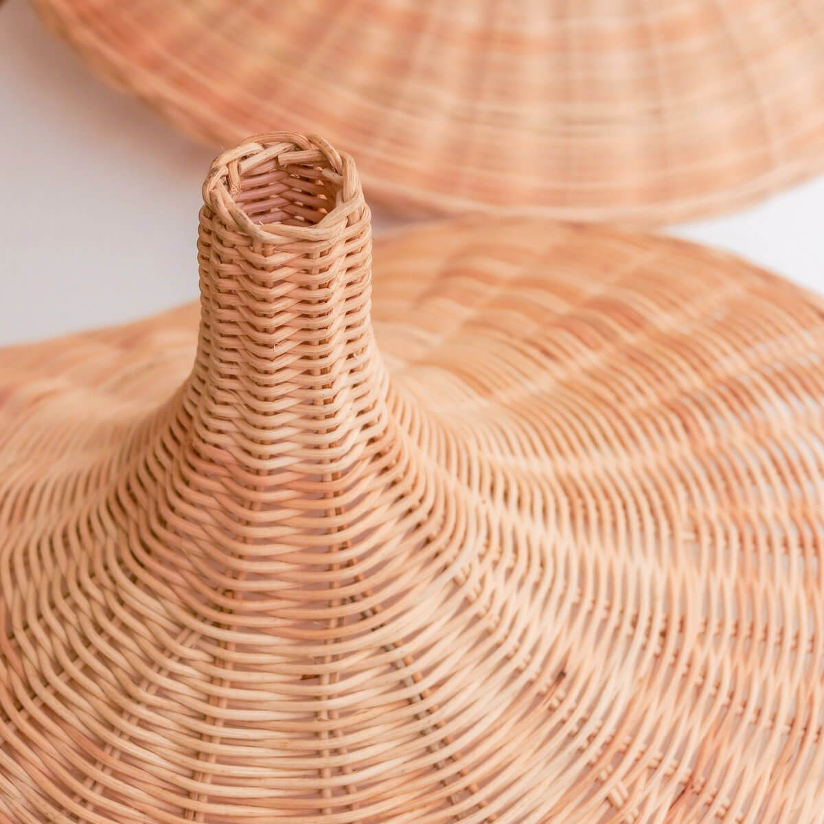 Trechtervormige rotanlamp SAYAN, handgemaakt, natuurlijk vezels, 49/59 cm breed, duurzaam, eerlijke handel, rustieke sfeer.