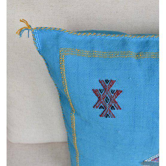 Bohemian Sabra kussen in helder blauw met uniek patroon, perfect voor binnen of buiten. Voeg een Ibiza-sfeer toe aan uw tuin lounge.