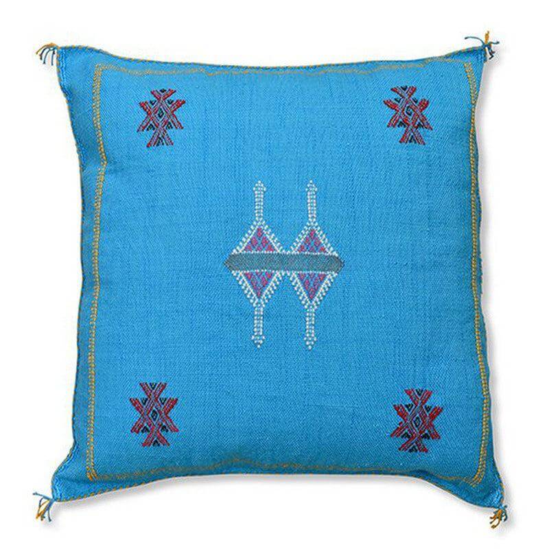 Blauw Sabra kussen met bohemian patroon en natuurlijke kleurstoffen, perfect voor Ibiza sfeer in de tuin of woonkamer.