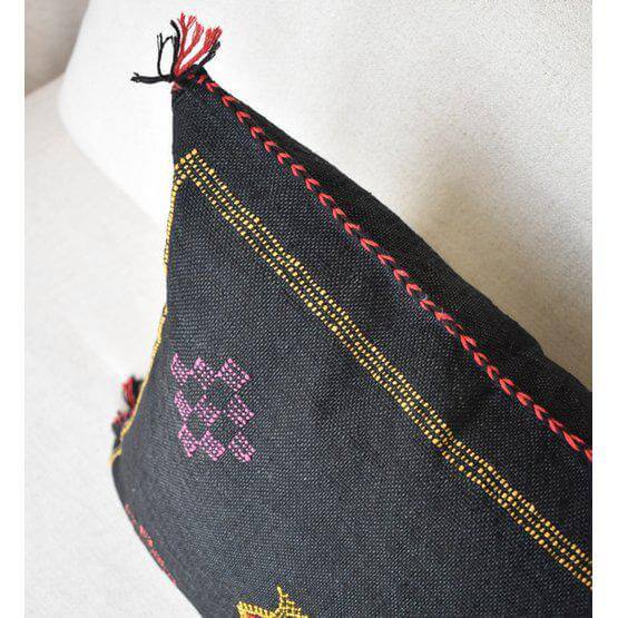 Bohemien Sabra kussen met zwart patroon en kleurrijke details, perfect voor binnen en buiten gebruik.