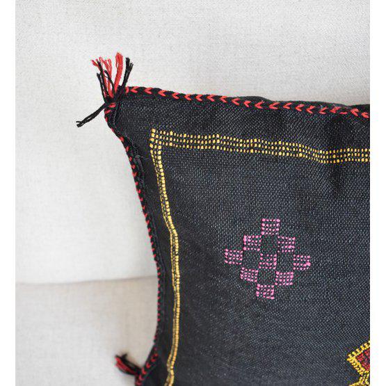 Bohemian Sabra kussen in zwart met kleurrijke patronen, perfect voor een Ibiza-sfeer in huis of tuin. Geverfd met natuurlijke kleurstoffen.